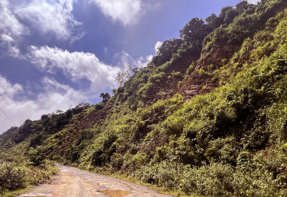 Tuyến đường liên xã vào Hướng Linh, huyện Hướng Hóa liên tục xảy ra sạt lở núi trong mùa mưa lũ, uy hiếp tính mạng người đi đường. (Ảnh: Nguyên Linh/TTXVN)
