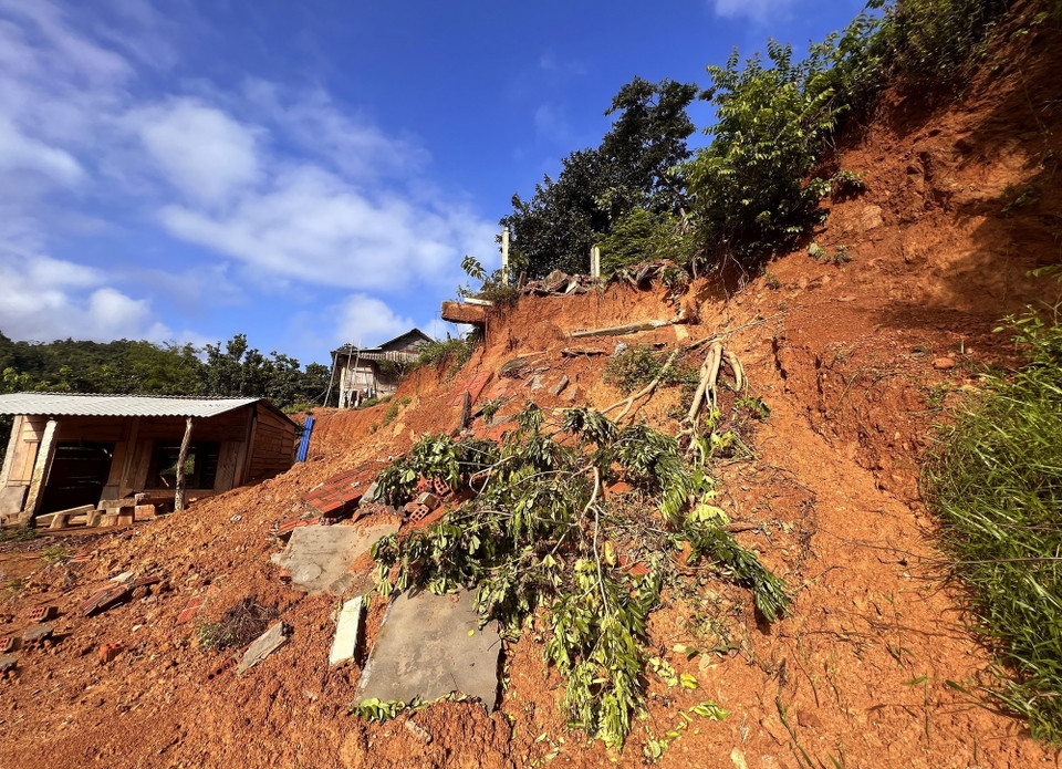 Một điểm sạt lở núi Đakrông, huyện Đakrông do ảnh hưởng của mưa bão số 4. (Ảnh: Nguyên Linh/TTXVN)