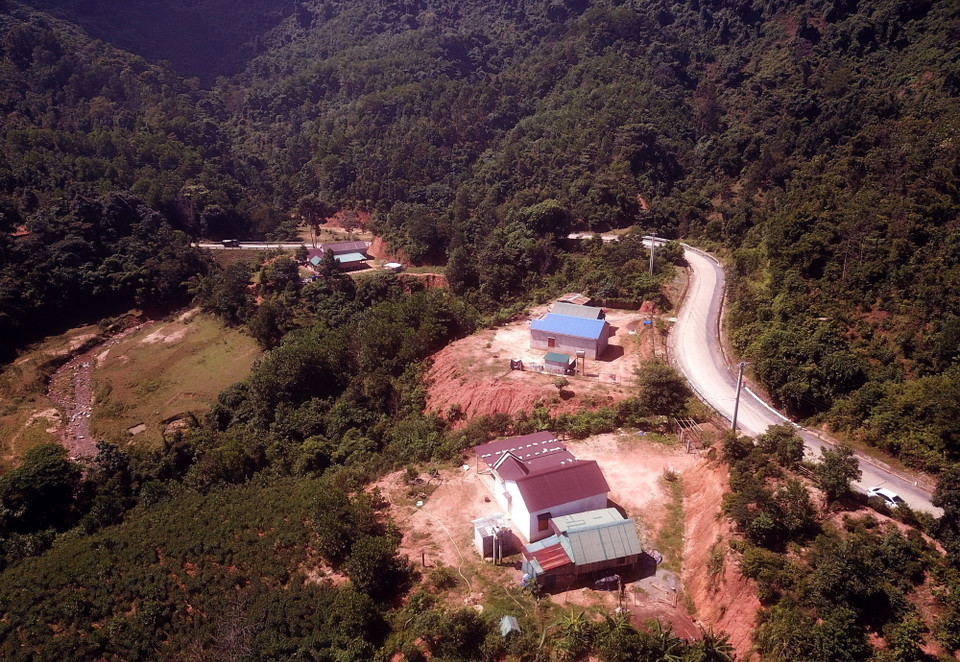 Nhiều hộ dân ở thôn Miệt Cũ, xã Hướng Linh, huyện Hướng Hóa đang sống khu vực có nguy cơ sạt lở đất. (Ảnh: Nguyên Linh/TTXVN)