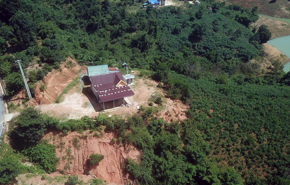 Người dân ở xã Hướng Linh, huyện Hướng Hóa sống chênh vênh trên sườn núi, luôn đối diện với nguy cơ bị sạt lở núi. (Ảnh: Nguyên Linh/TTXVN)