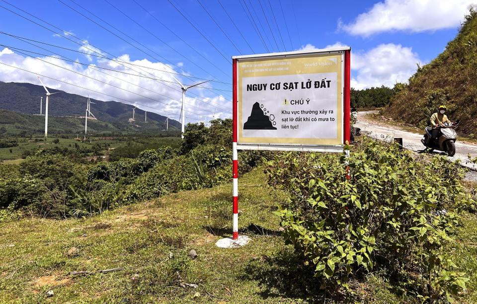 Tuyến đường liên xã vào Hướng Linh, huyện Hướng Hóa liên tục xảy ra sạt lở núi trong mùa mưa lũ, uy hiếp tính mạng người đi đường. (Ảnh: Nguyên Linh/TTXVN)