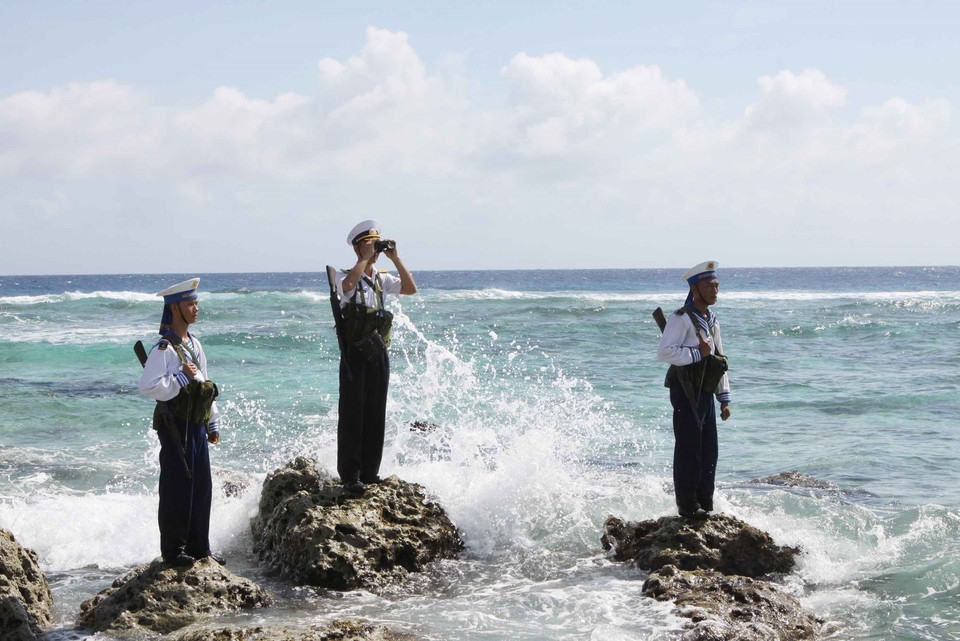 Cán bộ, chiến sỹ đảo Song Tử Tây tuần tra, theo dõi mục tiêu trên biển. (Ảnh: Dương Giang/TTXVN)