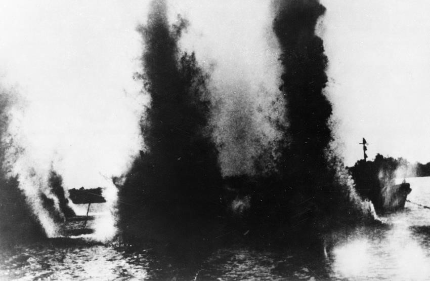 Lực lượng Công binh hải quân bám biển, nghiên cứu tìm phương pháp rà phá, tháo gỡ thủy lôi, bom từ trường, khai thông luồng lạch trong thời kỳ chống chiến tranh phá hoại của Mỹ ra miền Bắc. (Ảnh: TTXVN)