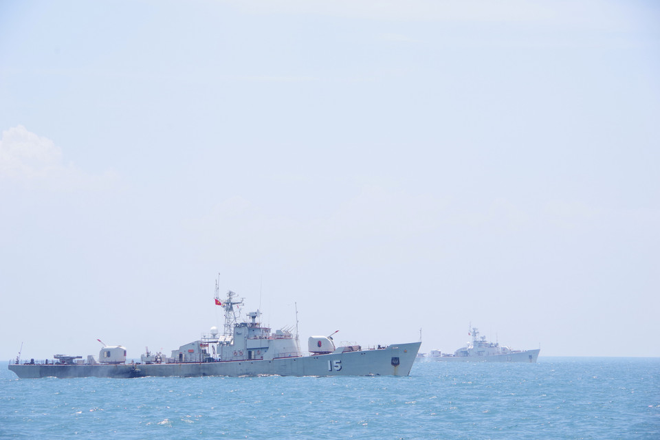 Hoạt động huấn luyện, bắn đạn thật trên biển của Bộ Tư lệnh Vùng 2 Hải quân. (Ảnh: TTXVN)