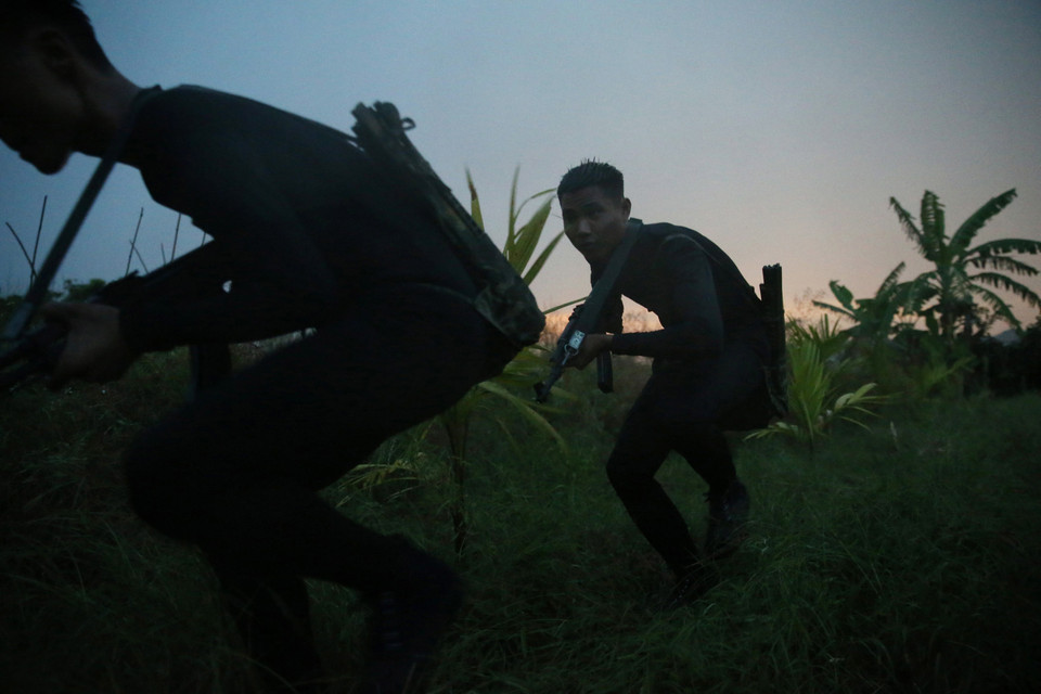 Chiến sỹ Lữ đoàn Đặc công Hải quân 126 luyện tập đột nhập đánh chiếm mục tiêu giả định trong điều kiện đêm tối. (Ảnh: Dương Giang/TTXVN)