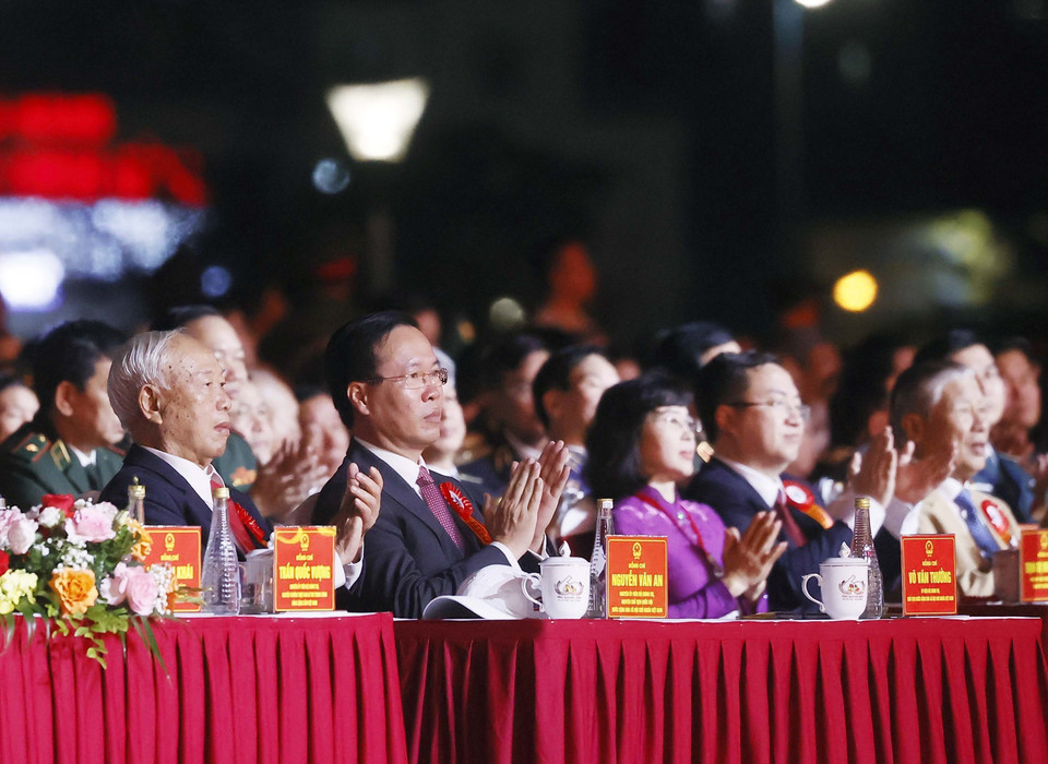 Chủ tịch nước Võ Văn Thưởng và các vị lãnh đạo, nguyên lãnh đạo Đảng, Nhà nước dự Lễ kỷ niệm 60 năm ngày thành lập tỉnh Quảng Ninh. (Ảnh: Thống Nhất/TTXVN)