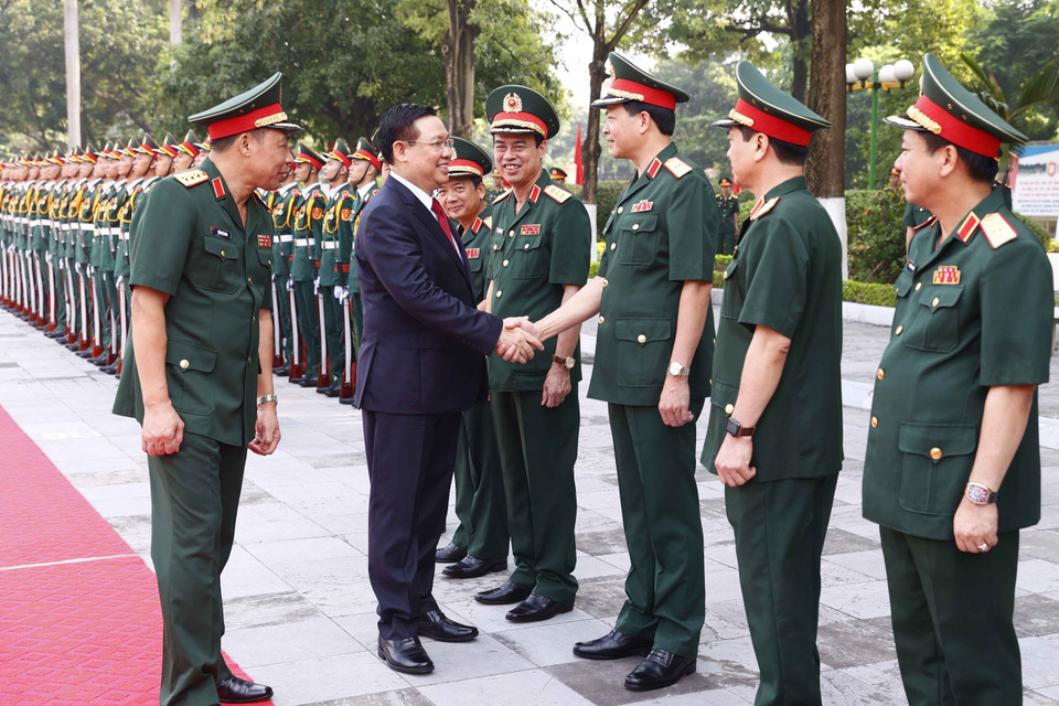 Chủ tịch Quốc hội Vương Đình Huệ với lãnh đạo Bộ Quốc phòng và cán bộ Học viện Quốc phòng. (Ảnh: Doãn Tấn/TTXVN)