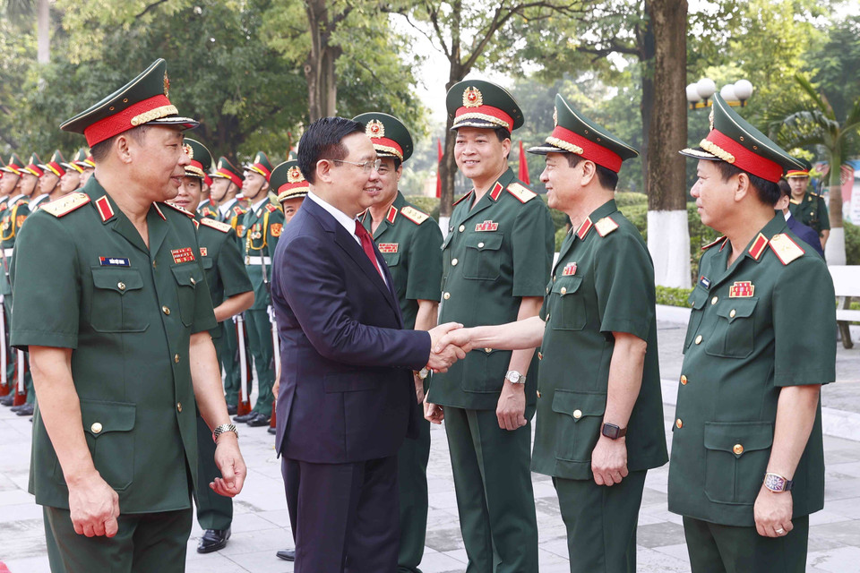 Chủ tịch Quốc hội Vương Đình Huệ với lãnh đạo Bộ Quốc phòng và cán bộ Học viện Quốc phòng. (Ảnh: Doãn Tấn/TTXVN)