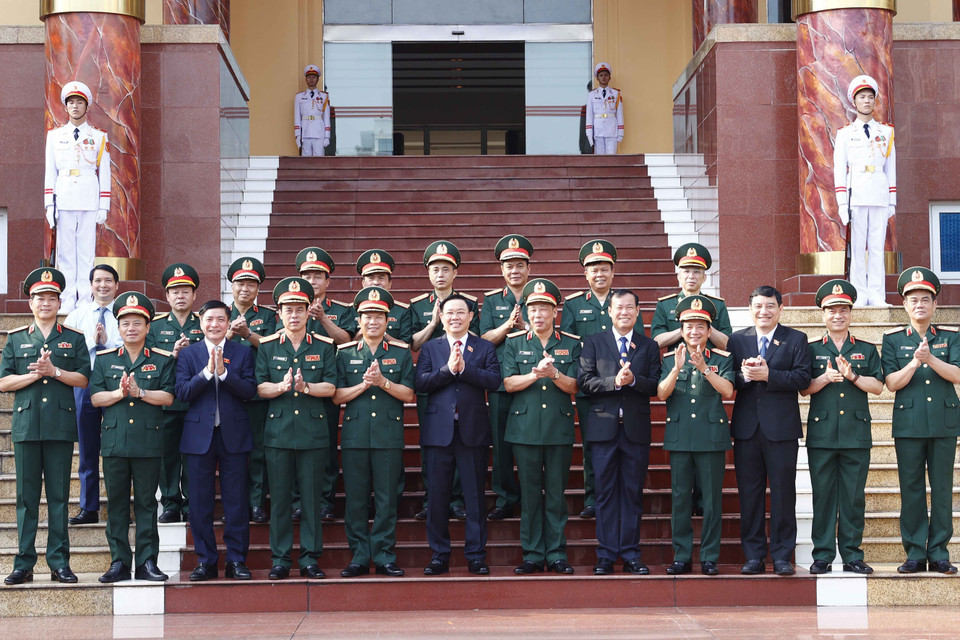 Chủ tịch Quốc hội Vương Đình Huệ với đại biểu. (Ảnh: Doãn Tấn/TTXVN)