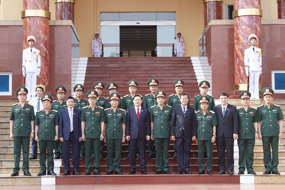 Chủ tịch Quốc hội Vương Đình Huệ với đại biểu. (Ảnh: Doãn Tấn/TTXVN)