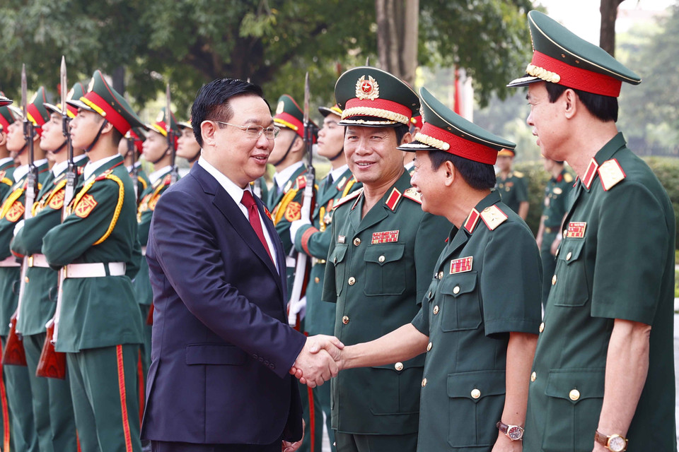 Chủ tịch Quốc hội Vương Đình Huệ với lãnh đạo Bộ Quốc phòng và cán bộ Học viện Quốc phòng. (Ảnh: Doãn Tấn/TTXVN)