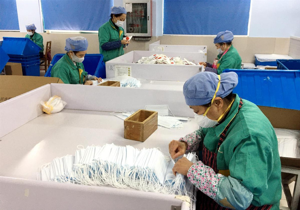 Sản xuất khẩu trang tại Thượng Hải, Trung Quốc. (Nguồn: ASIA NEWS)
