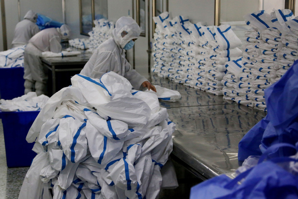 Công nhân sản xuất quần áo bảo hộ tại một cơ sở khử trùng ở Zaozhuang, tỉnh Sơn Đông. (Nguồn: ASIA NEWS)