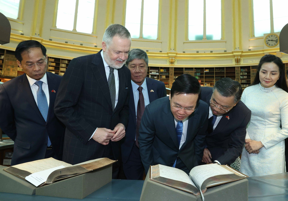 Chủ tịch nước Võ Văn Thưởng thăm Phòng đọc, nơi Karl Marx, Lenin cùng nhiều nhà tư tưởng lớn đã đến đọc và nghiên cứu. (Ảnh: Thống Nhất/TTXVN)