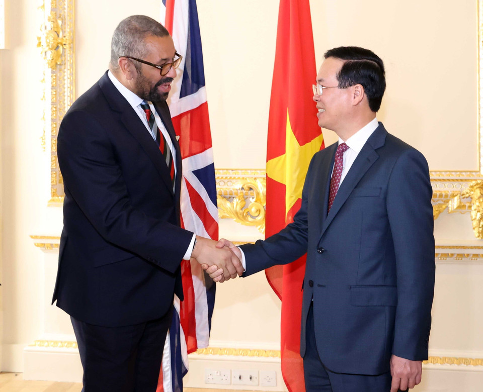 Chủ tịch nước Võ Văn Thưởng gặp Bộ trưởng Ngoại giao Anh James Cleverly. (Ảnh: Thống Nhất/TTXVN)