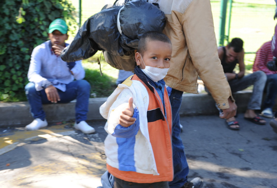 Ánh mắt thơ ngây của các em nhỏ. (Ảnh: Việt Hùng/Vietnam+)