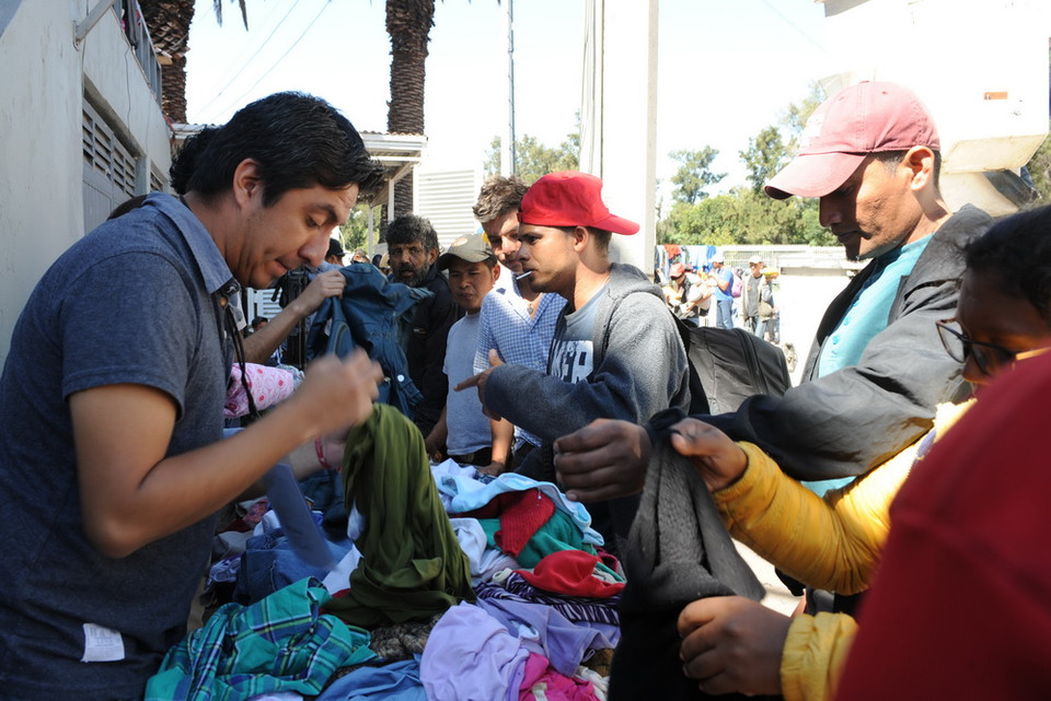 Cung cấp thức ăn và quần áo cho người di cư. (Ảnh: Việt Hùng/Vietnam+)