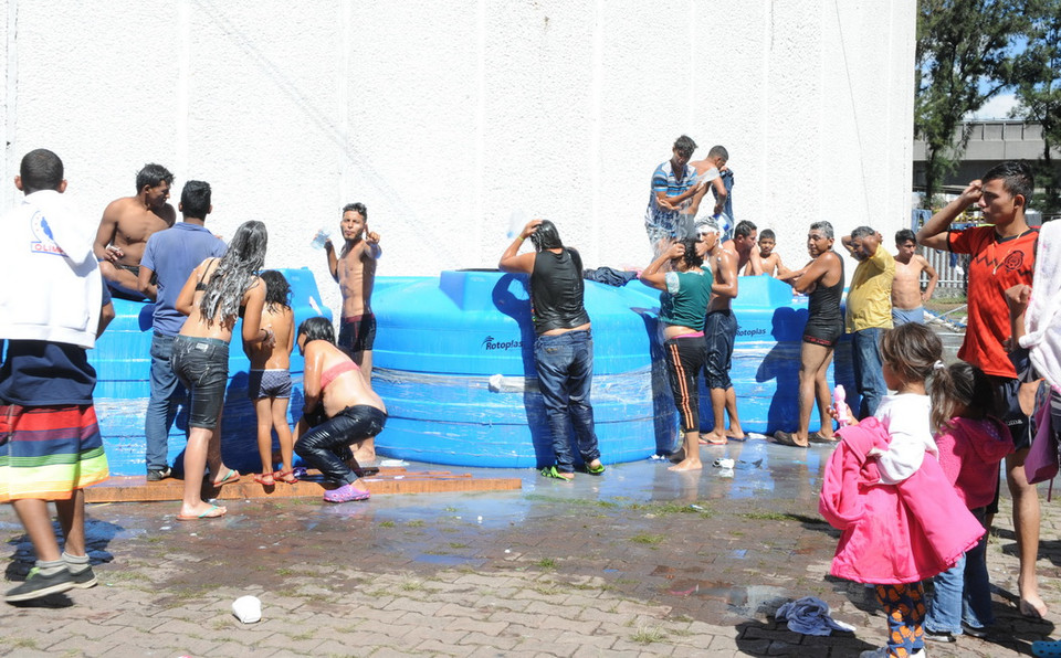 Một số hình ảnh về người di cư tại trung trung tâm cứu trợ ở sân vận động Jesus Martinez Palillo, thủ đô Mexico City. (Ảnh: Việt Hùng/Vietnam+)