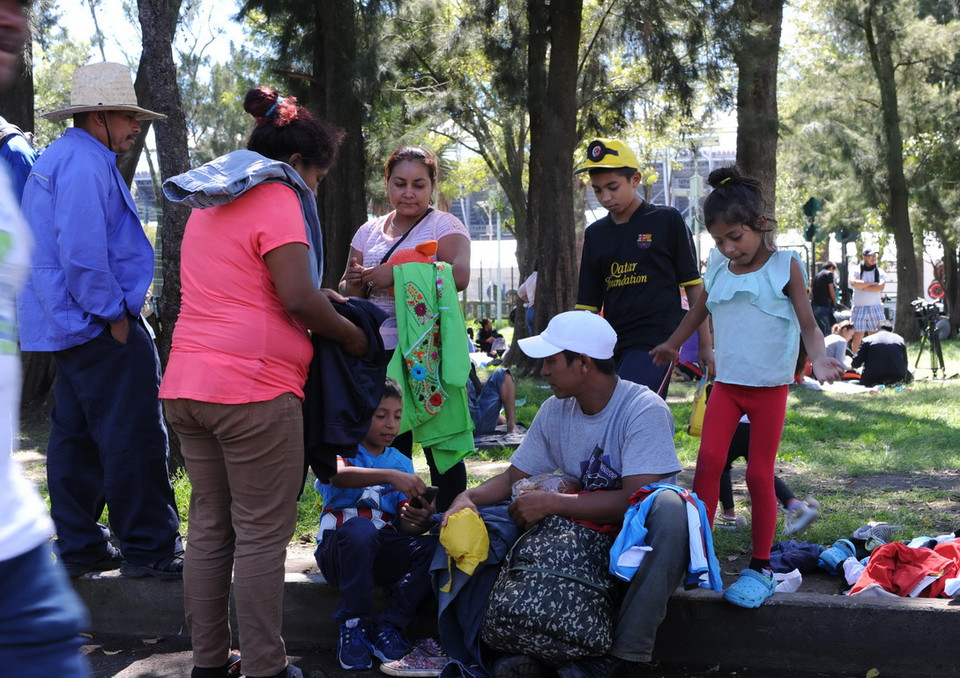 Một số hình ảnh về người di cư tại trung trung tâm cứu trợ ở sân vận động Jesus Martinez Palillo, thủ đô Mexico City. (Ảnh: Việt Hùng/Vietnam+)