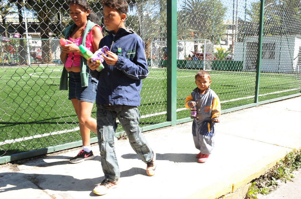 Đoàn người di cư đổ về trung tâm cứu trợ ở sân vận động Jesus Martinez Palillo, thủ đô Mexico City. (Ảnh: Việt Hùng/Vietnam+)