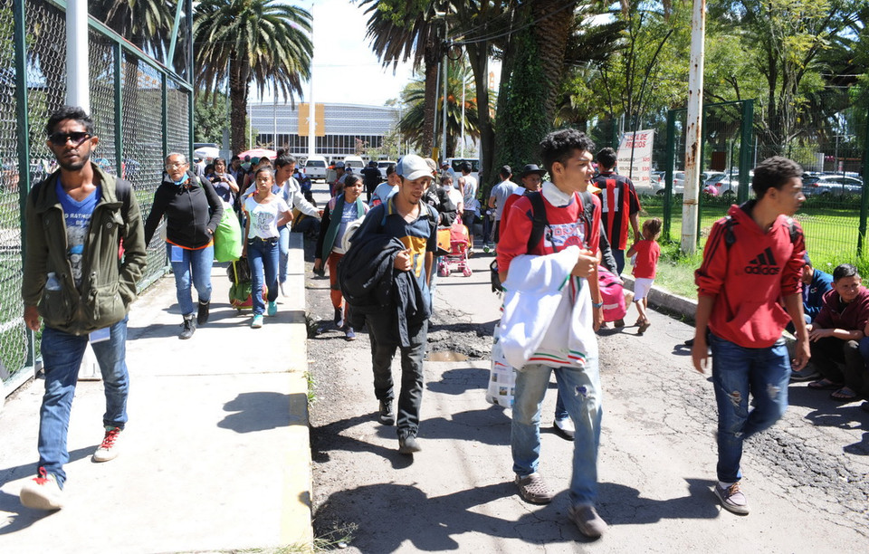Đoàn người di cư đổ về trung tâm cứu trợ ở sân vận động Jesus Martinez Palillo, thủ đô Mexico City. (Ảnh: Việt Hùng/Vietnam+)