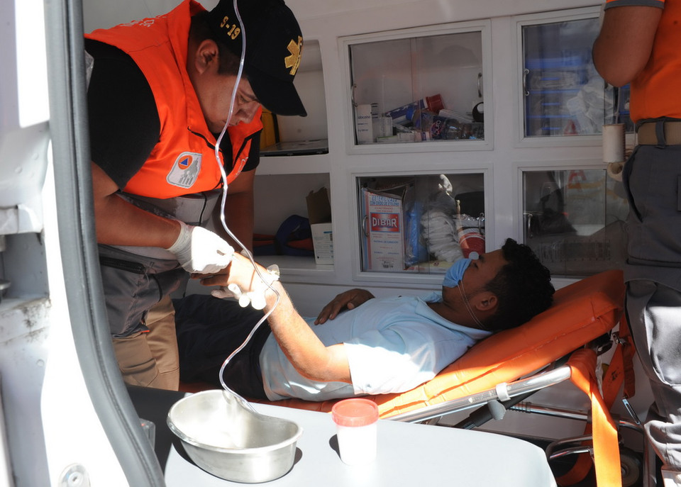 Chăm sóc y tế cho những người di cư tại trung tâm cứu trợ ở sân vận động Jesus Martinez Palillo, thủ đô Mexico City. (Ảnh: Việt Hùng/Vietnam+)