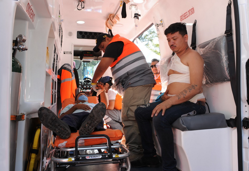 Chăm sóc y tế cho những người di cư tại trung tâm cứu trợ ở sân vận động Jesus Martinez Palillo, thủ đô Mexico City. (Ảnh: Việt Hùng/Vietnam+)