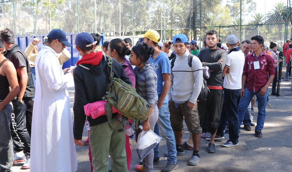 Tổ chức nhân đạo giúp đỡ người di cư đăng ký. (Ảnh: Việt Hùng/Vietnam+)