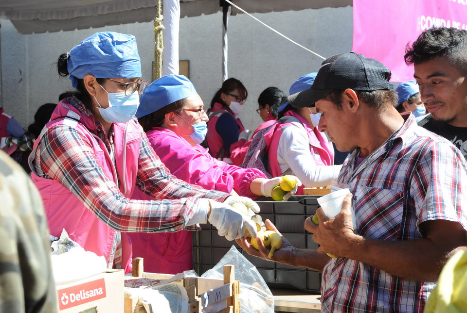 Cung cấp thức ăn và quần áo cho người di cư. (Ảnh: Việt Hùng/Vietnam+)