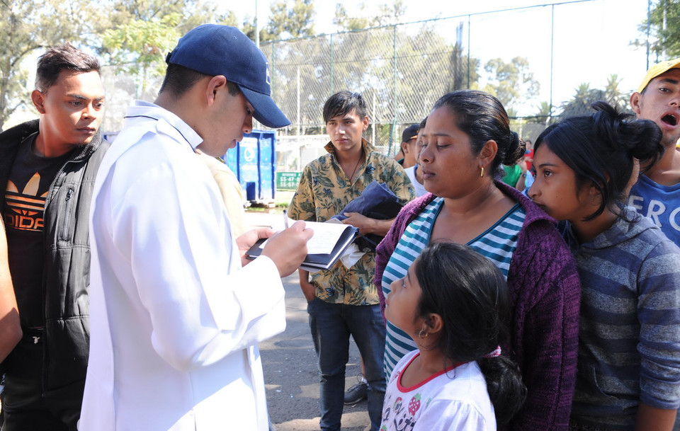 Tổ chức nhân đạo giúp đỡ người di cư đăng ký. (Ảnh: Việt Hùng/Vietnam+)
