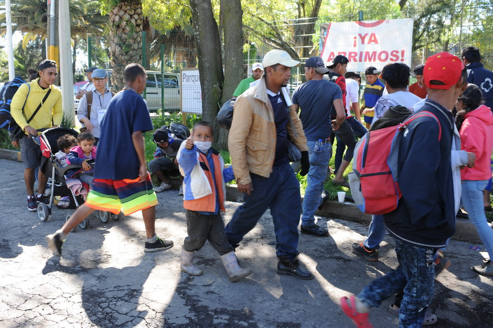 Đoàn người di cư đổ về trung tâm cứu trợ ở sân vận động Jesus Martinez Palillo, thủ đô Mexico City. (Ảnh: Việt Hùng/Vietnam+)