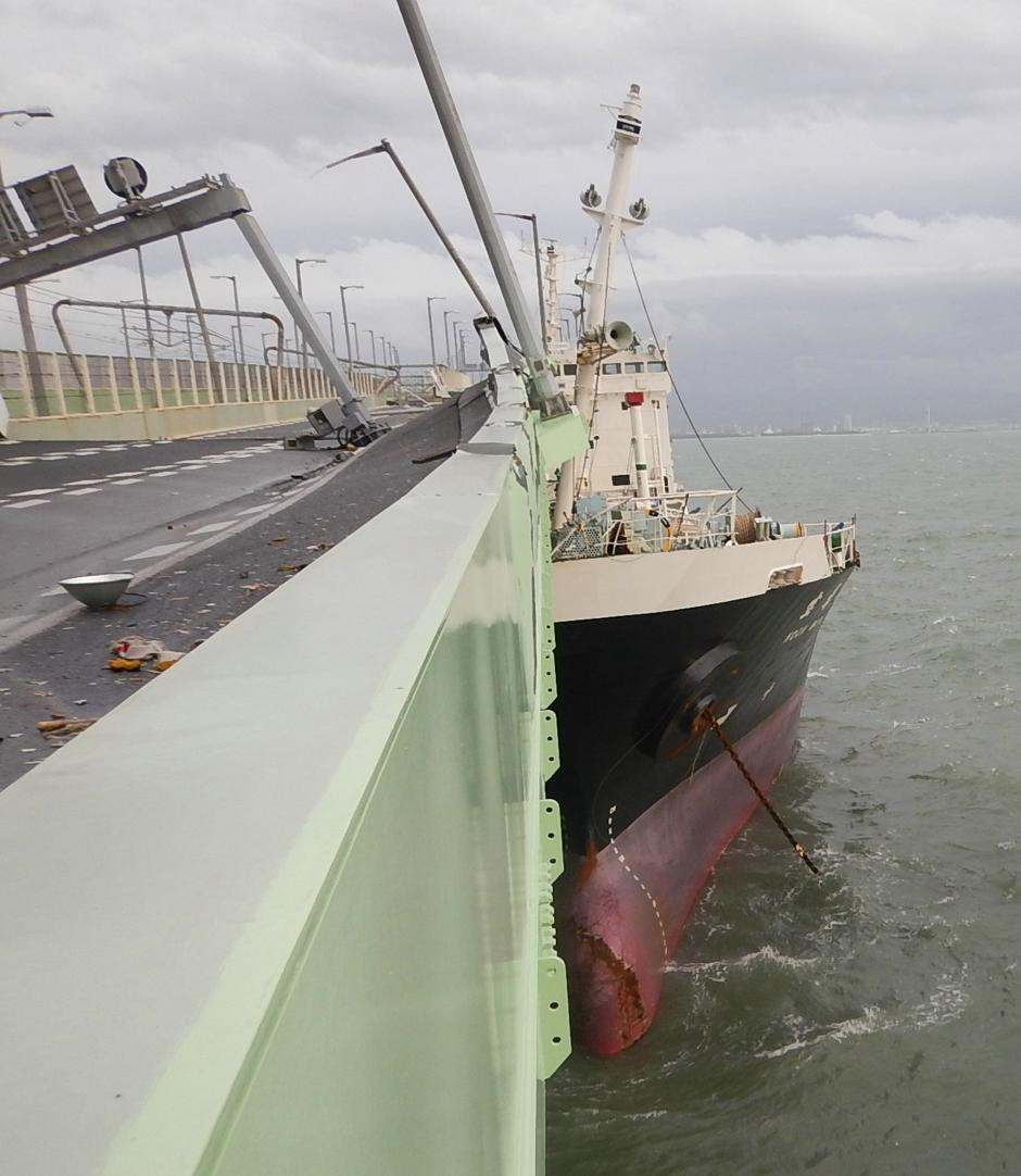 Con tàu mắc kẹt vào cây cầu nối sân bay Kansai với vùng đất liền gần Osaka. (Nguồn: qz.com)