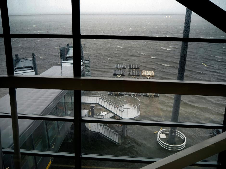 Nước ngập mênh mông tại sân bay quốc tế Kansai. (Nguồn: qz.com)