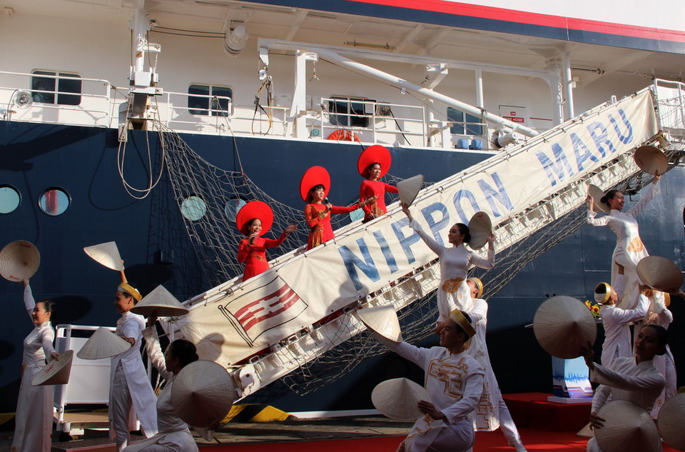 Tiết mục văn nghệ truyền thống đón chào các đại biểu Tàu Thanh niên Đông Nam Á và Nhật Bản lần thứ 45 năm 2018. (Ảnh: Xuân Dự/TTXVN)