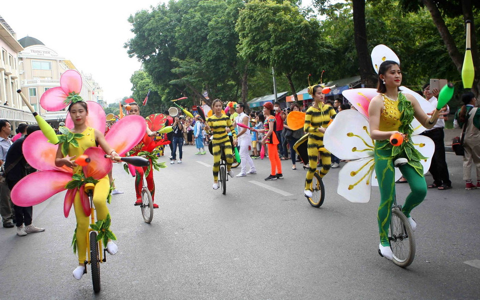 Các nghệ sỹ diễu hành, biểu diễn tại khu vực phố đi bộ Hồ Gươm (Hà Nội). (Ảnh: Thanh Tùng/TTXVN)