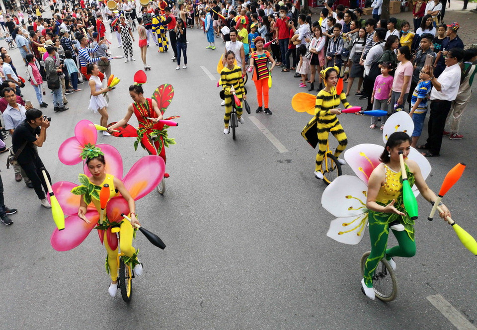 Các nghệ sỹ diễu hành, biểu diễn tại khu vực phố đi bộ Hồ Gươm (Hà Nội). (Ảnh: Thanh Tùng/TTXVN)