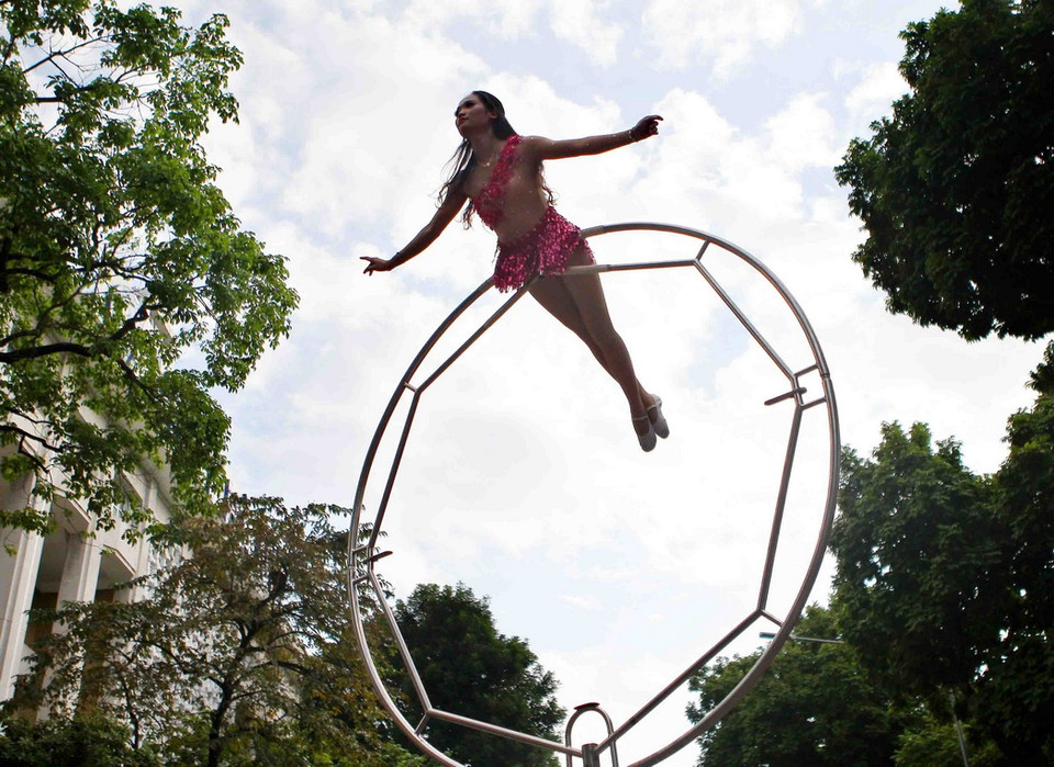 Các nghệ sỹ diễu hành, biểu diễn tại khu vực phố đi bộ Hồ Gươm (Hà Nội). (Ảnh: Thanh Tùng/TTXVN)