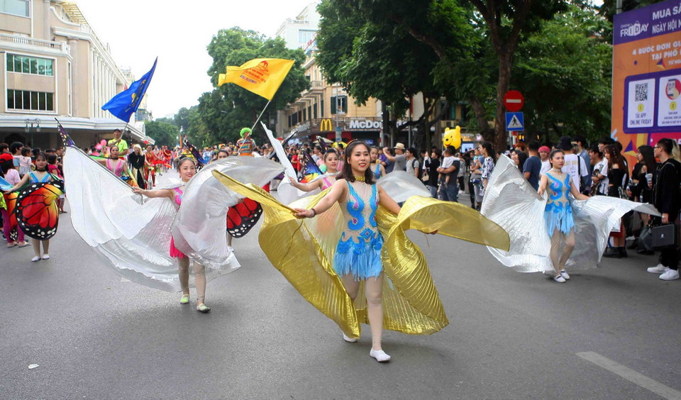 Các nghệ sỹ diễu hành, biểu diễn tại khu vực phố đi bộ Hồ Gươm (Hà Nội). (Ảnh: Thanh Tùng/TTXVN)