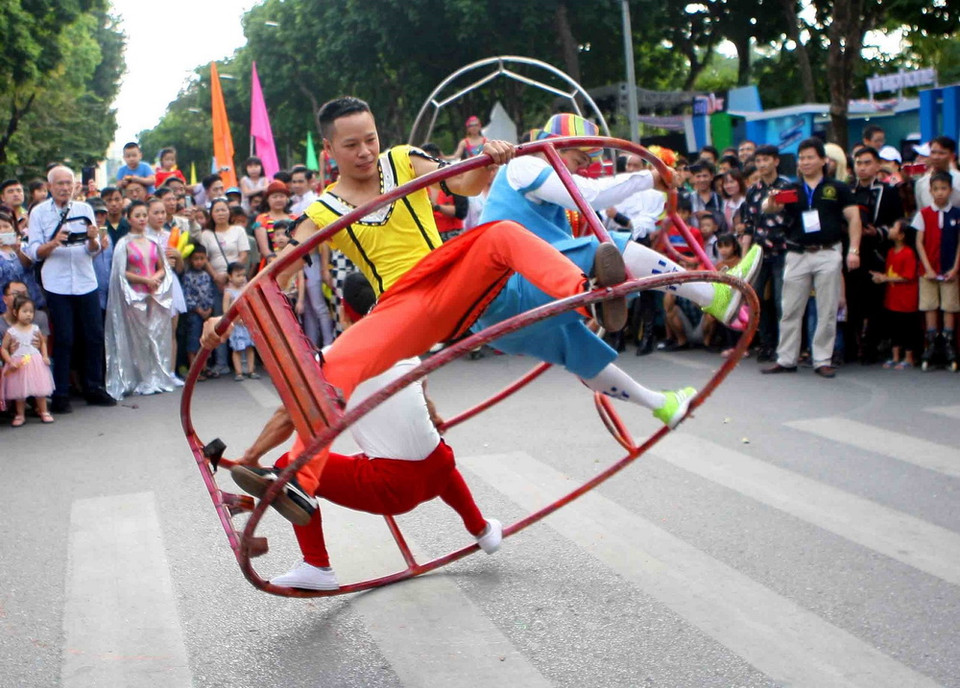 Các nghệ sỹ diễu hành, biểu diễn tại khu vực phố đi bộ Hồ Gươm (Hà Nội). (Ảnh: Thanh Tùng/TTXVN)