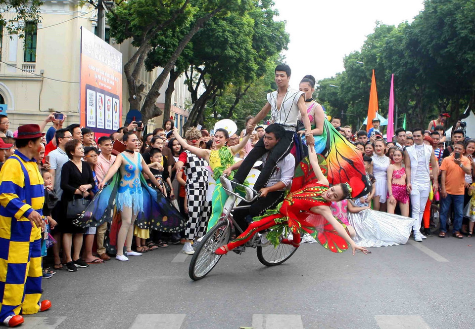 Các nghệ sỹ diễu hành, biểu diễn tại khu vực phố đi bộ Hồ Gươm (Hà Nội). (Ảnh: Thanh Tùng/TTXVN)