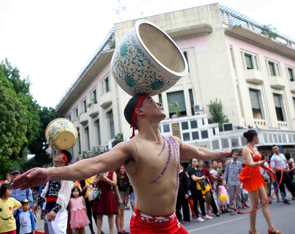 Các nghệ sỹ diễu hành, biểu diễn tại khu vực phố đi bộ Hồ Gươm (Hà Nội). (Ảnh: Thanh Tùng/TTXVN)