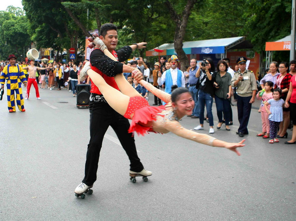 Các nghệ sỹ diễu hành, biểu diễn tại khu vực phố đi bộ Hồ Gươm (Hà Nội). (Ảnh: Thanh Tùng/TTXVN)