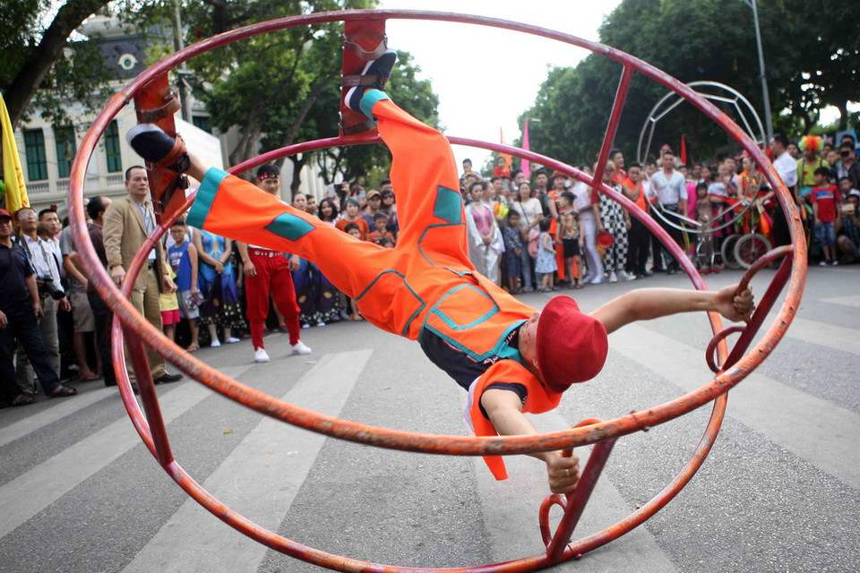 Các nghệ sỹ diễu hành, biểu diễn tại khu vực phố đi bộ Hồ Gươm (Hà Nội). (Ảnh: Thanh Tùng/TTXVN)