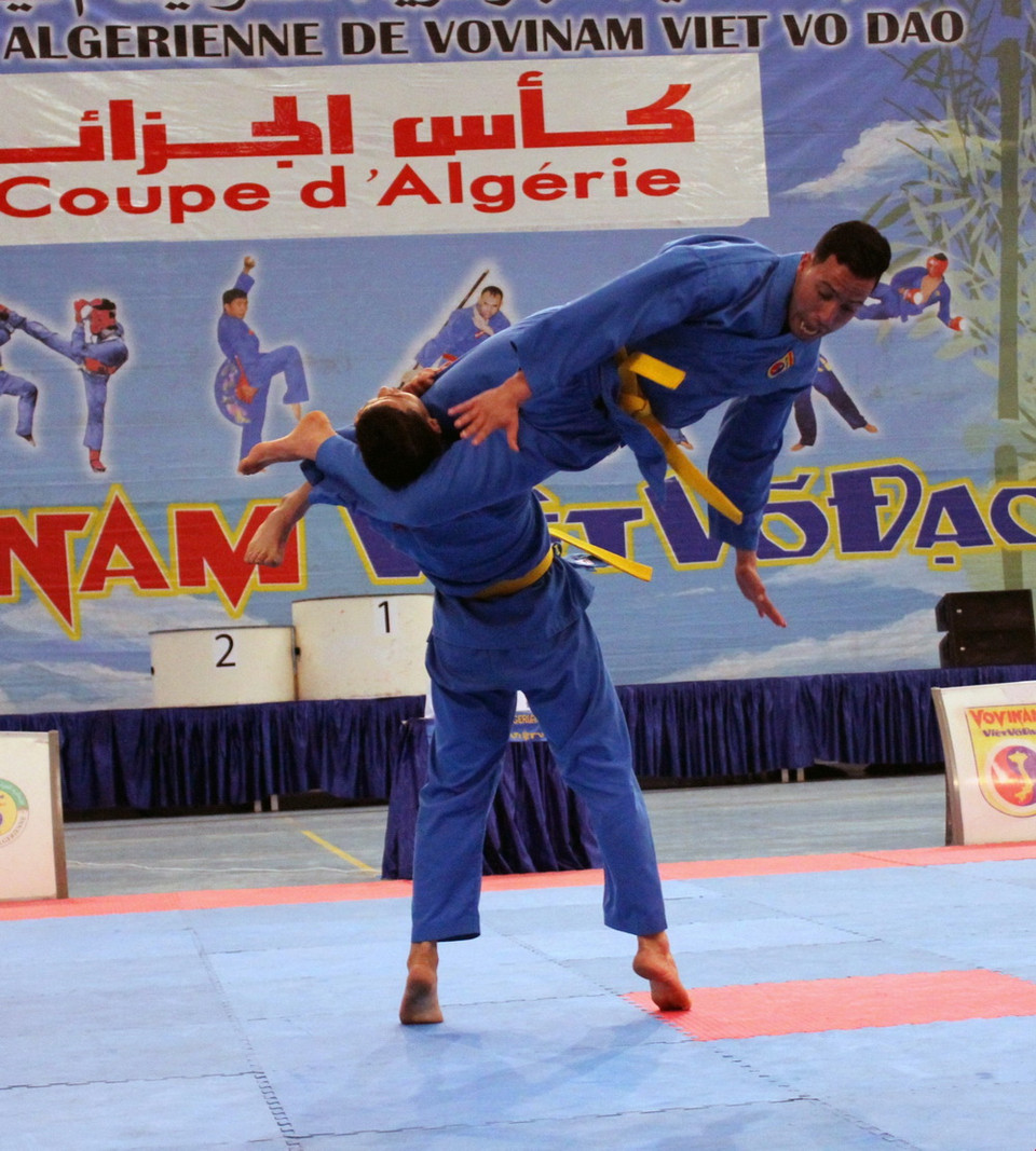 Đòn chân kẹp cổ trên không. (Ảnh: Lê Quang Trường/TTXVN)