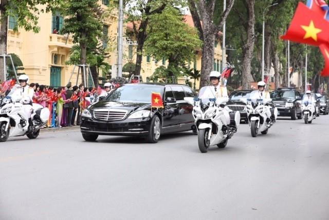 Đoàn xe của Chủ tịch Triều Tiên Kim Jong-un di chuyển trên đường Hoàng Văn Thụ để đến Phủ Chủ tịch, nơi diễn ra Lễ đón chính thức. (Ảnh: Phương Hoa/TTXVN)