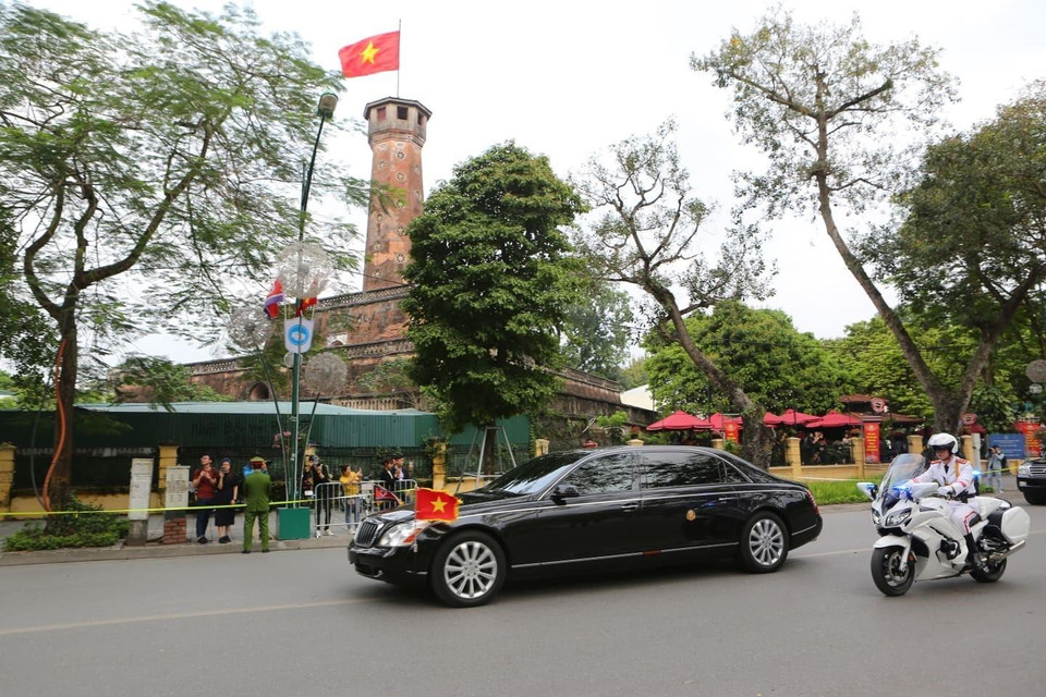 Đoàn xe của Chủ tịch Triều Tiên Kim Jong-un di chuyển qua khu vực Cột cờ Hà Nội trên đường Điện Biên Phủ để đến Phủ Chủ tịch, nơi diễn ra Lễ đón chính thức. (Ảnh: Thành Đạt/TTXVN)