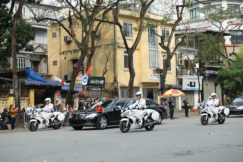  Đoàn xe của Chủ tịch Triều Tiên Kim Jong-un di chuyển qua khu vực Cột cờ Hà Nội trên đường Điện Biên Phủ để đến Phủ Chủ tịch, nơi diễn ra Lễ đón chính thức. (Ảnh: Thành Đạt/TTXVN)