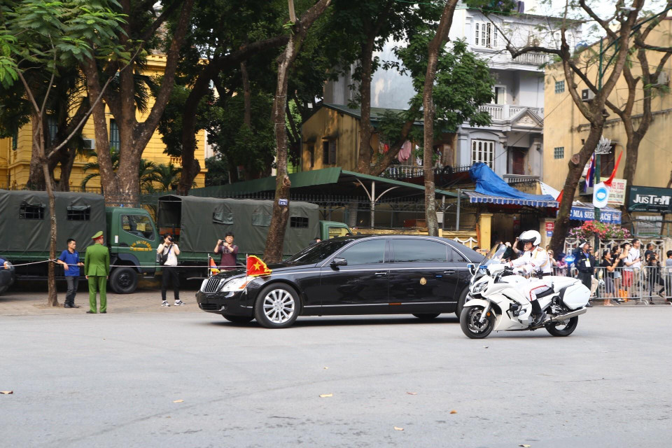  Đoàn xe của Chủ tịch Triều Tiên Kim Jong-un rời khách sạn Melia lúc 15 giờ 20 để di chuyển đến Phủ Chủ tịch, nơi diễn ra Lễ đón chính thức. (Ảnh: Minh Quyết/TTXVN)