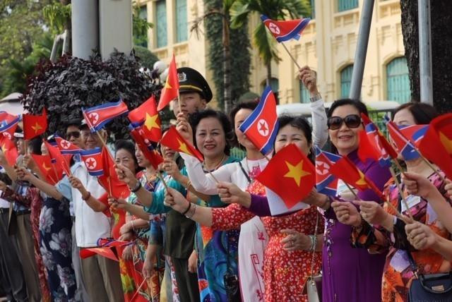 Người dân Thủ đô chào mừng Chủ tịch Triều Tiên Kim Jong-un thăm hữu nghị chính thức Việt Nam. (Ảnh: Phương Hoa/TTXVN)