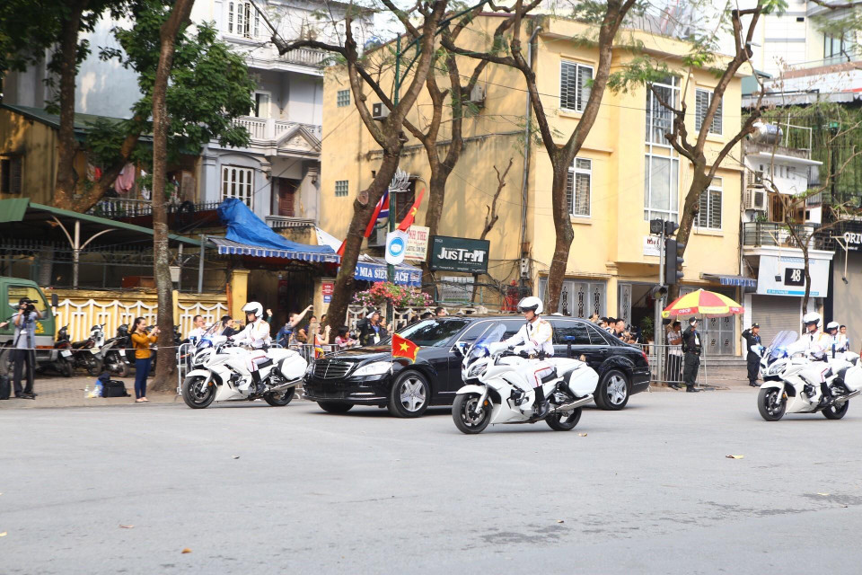 Đoàn xe của Chủ tịch Triều Tiên Kim Jong-un rời khách sạn Melia lúc 15 giờ 20 để di chuyển đến Phủ Chủ tịch, nơi diễn ra Lễ đón chính thức. (Ảnh: Minh Quyết/TTXVN)